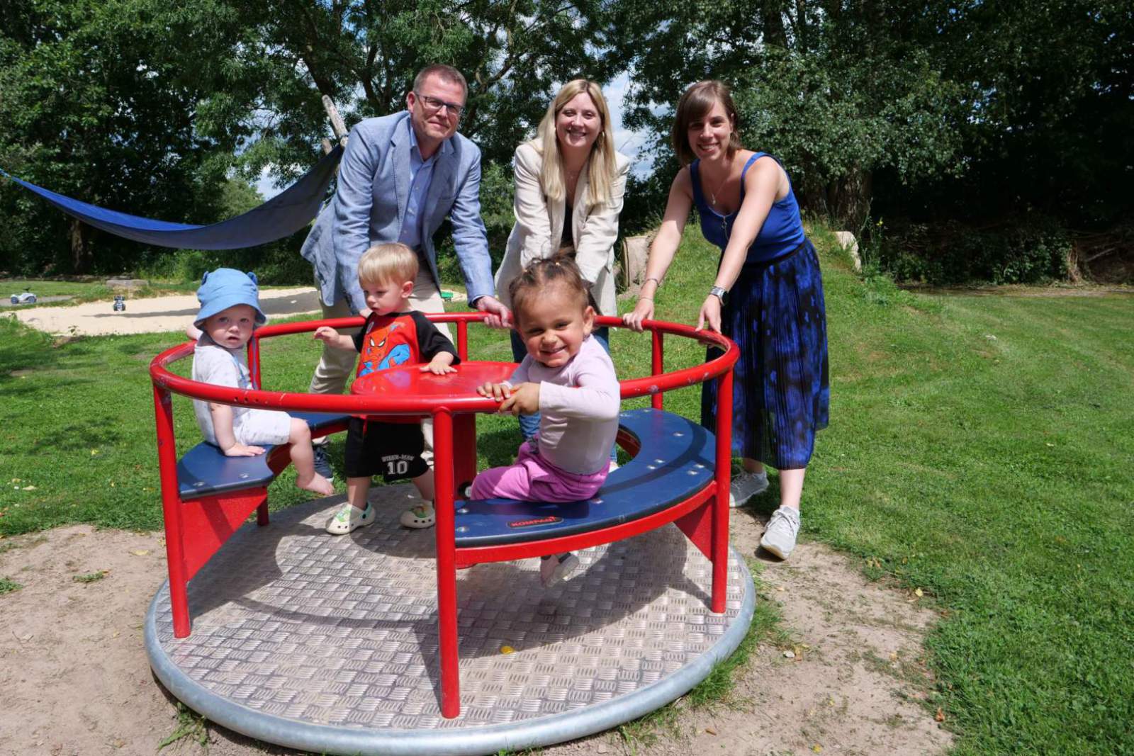 Kinder sammeln für Kinder: Brasseler spendet Karussell ans Westfälische Kinderdorf „Lipperland“