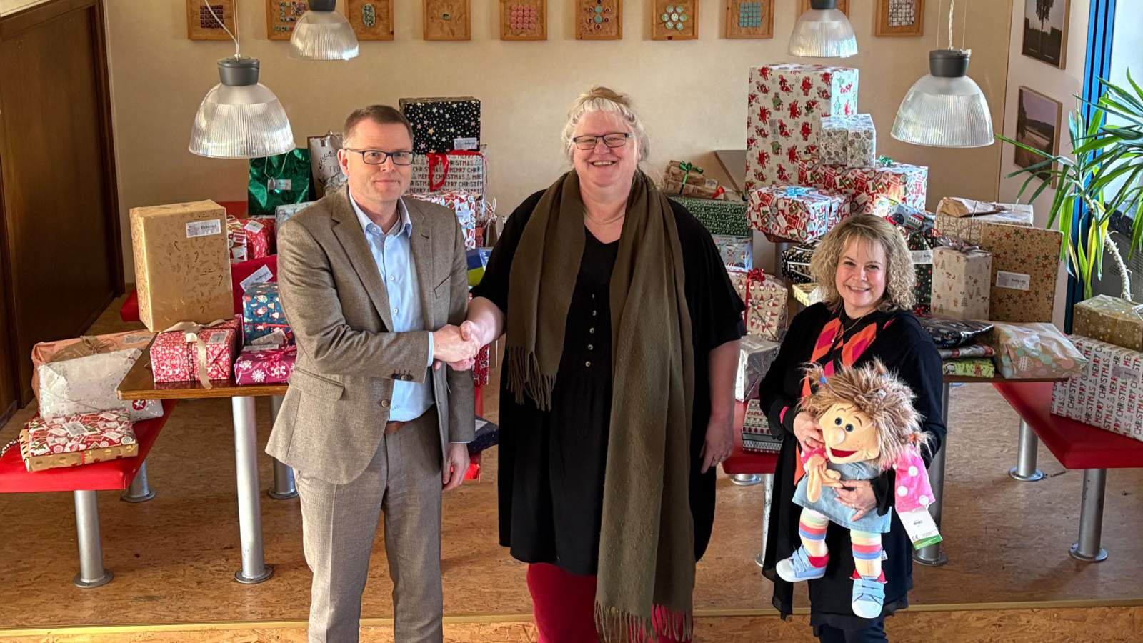 121 Weihnachtspäckchen, eine Handpuppe und 3.000 Euro Spende für das Westfälische Kinderdorf Barntrup