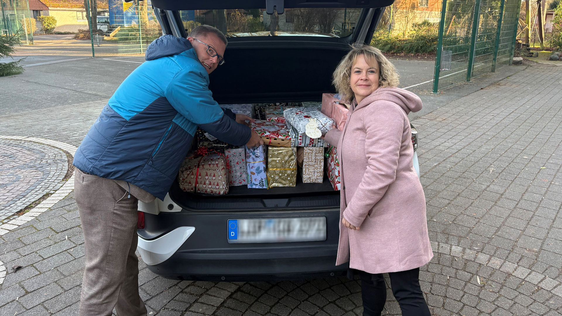Brasseler-Weihnachtsspende-2025_2 Björn Hartmann, Leiter Personal bei Brasseler, und Tanja Obermeier, Teamassistentin Personal, beim Einladen der Päckchen