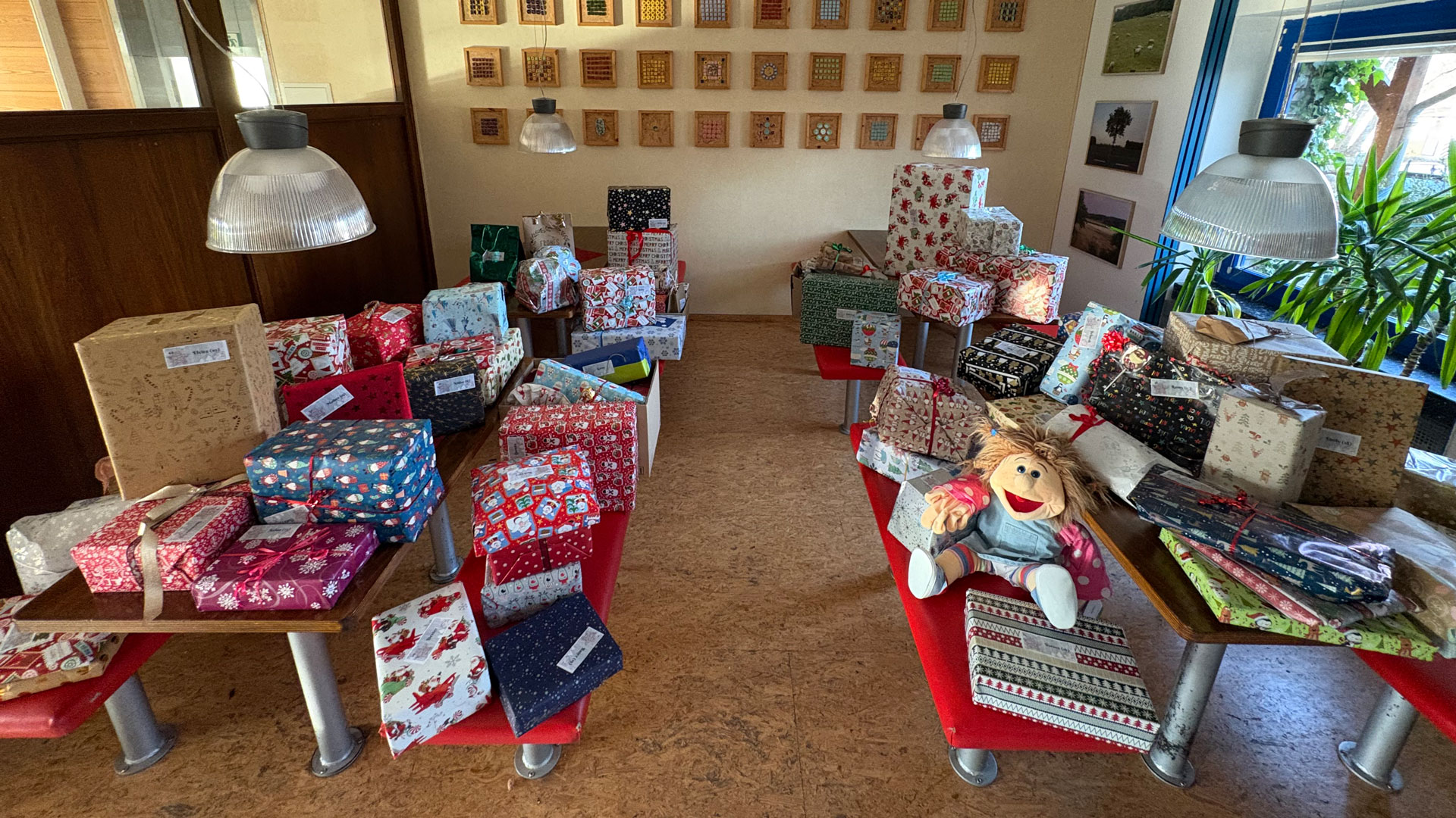 Brasseler-Weihnachtsspende-2025_3 121 Päckchen und eine Handpuppe sind im Kinderdorf angekommen